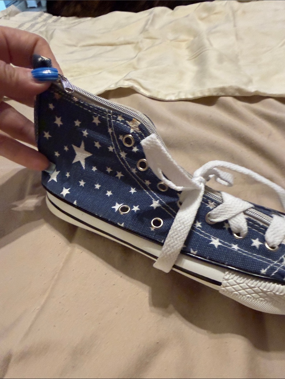 Sneaker wallet with zipper